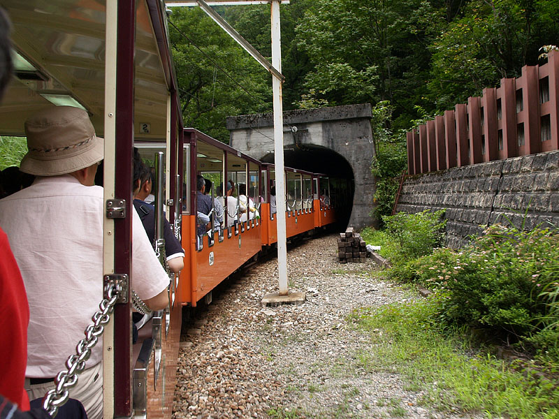 トンネルに入る電車
