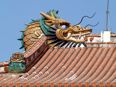屋根を飾る龍（左）