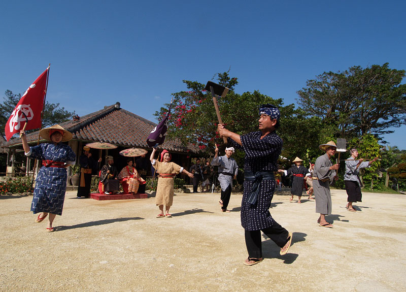 鍬や鎌を持って踊るマミドーマ