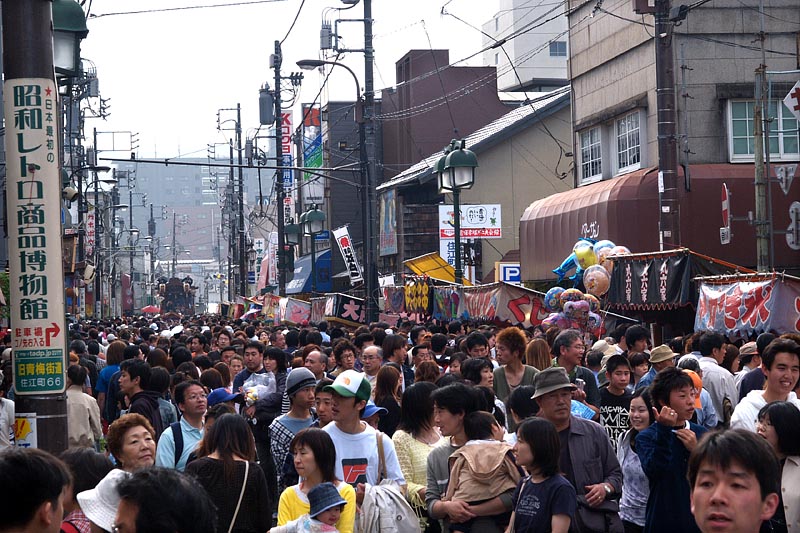 青梅街道の賑わい
