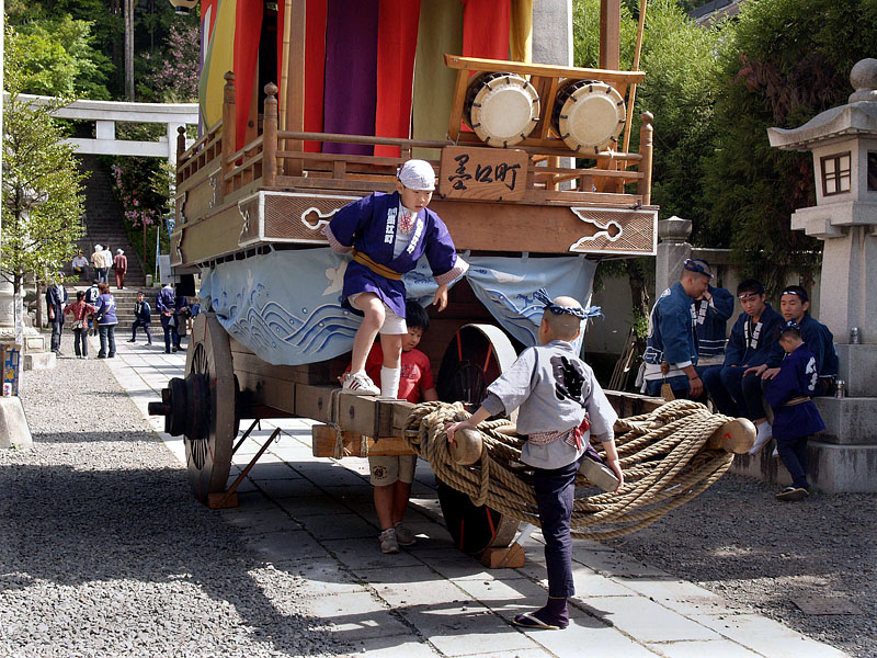 山車で遊ぶ子供たち(住江町)