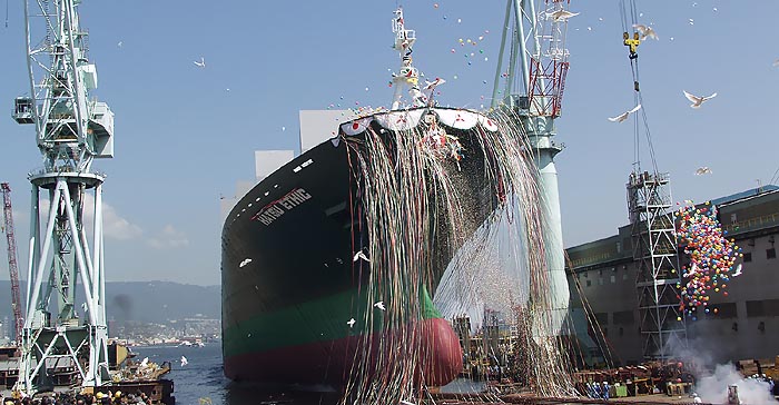 巨大船の進水（神戸港）