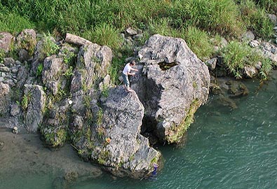 岩場の釣り人