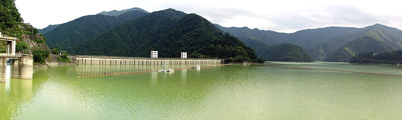 奥多摩湖と小河内ダム堤体