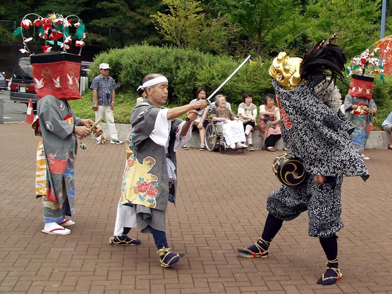 大太夫(おだい)と戦う太刀遣い