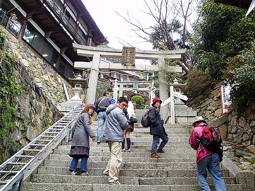 参道の急な石段