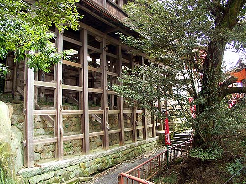 高床式の廊下