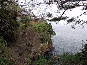 崖に建つ常行殿
