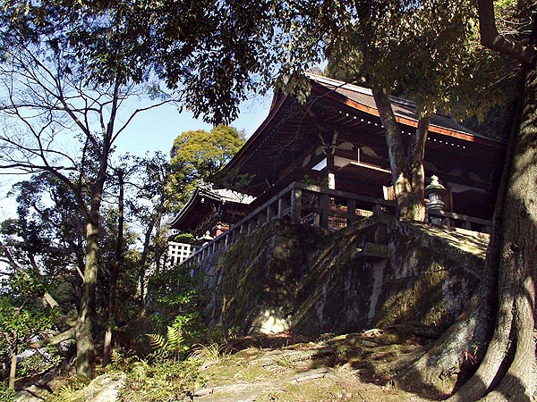崖の上の御廟と拝堂