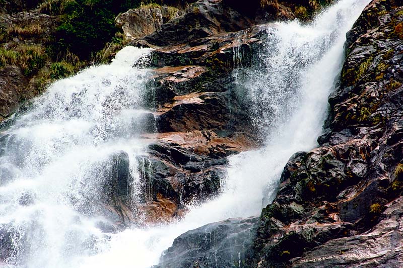 水量豊かな大川の滝