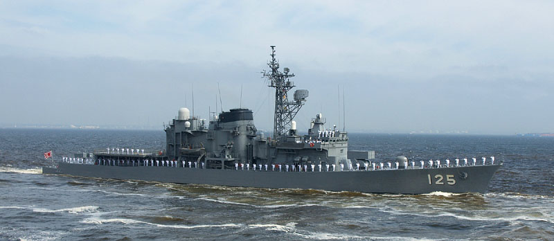 スマートな「護衛艦さわゆき」の登舷礼(海上自衛隊)