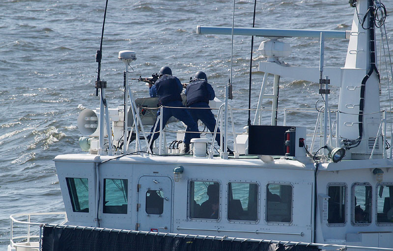 自動小銃で応戦する海上保安官