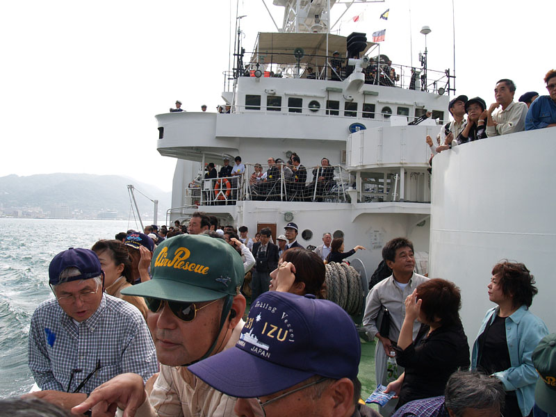 乗客を満載して訓練海域に向かう巡視船ちくぜん