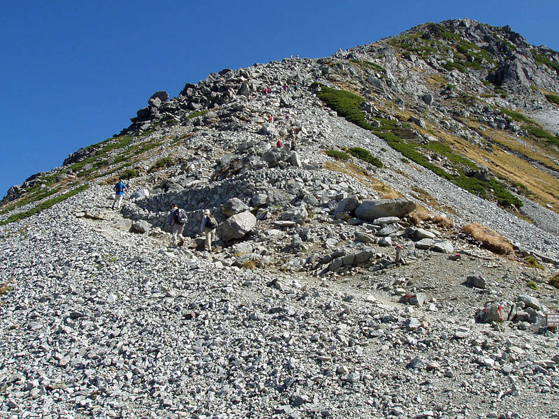 一の越から雄山山頂を目指す登山者たち