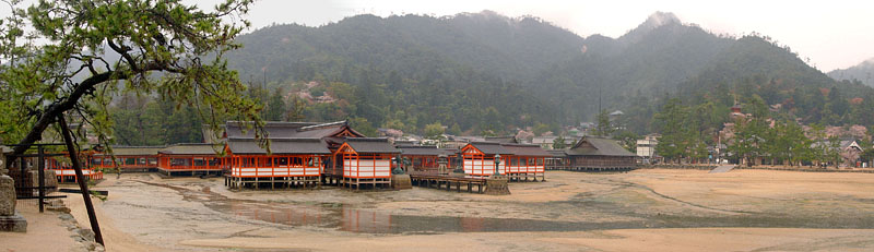 干潮に全貌を現した厳島神社