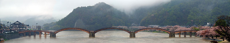 濁流に洗われる錦帯橋
