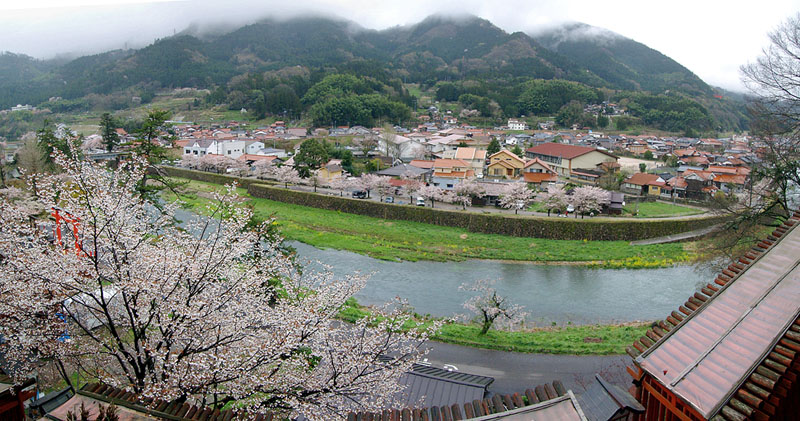 津和野の春 (太皷谷稲成神社参道より臨む)