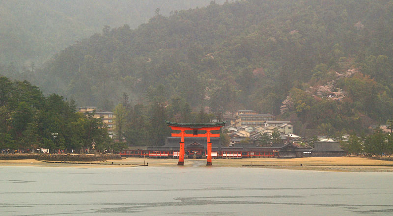 フェリー船上から望遠で厳島神社正面を撮影