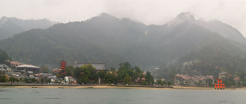 春雨に煙る厳島