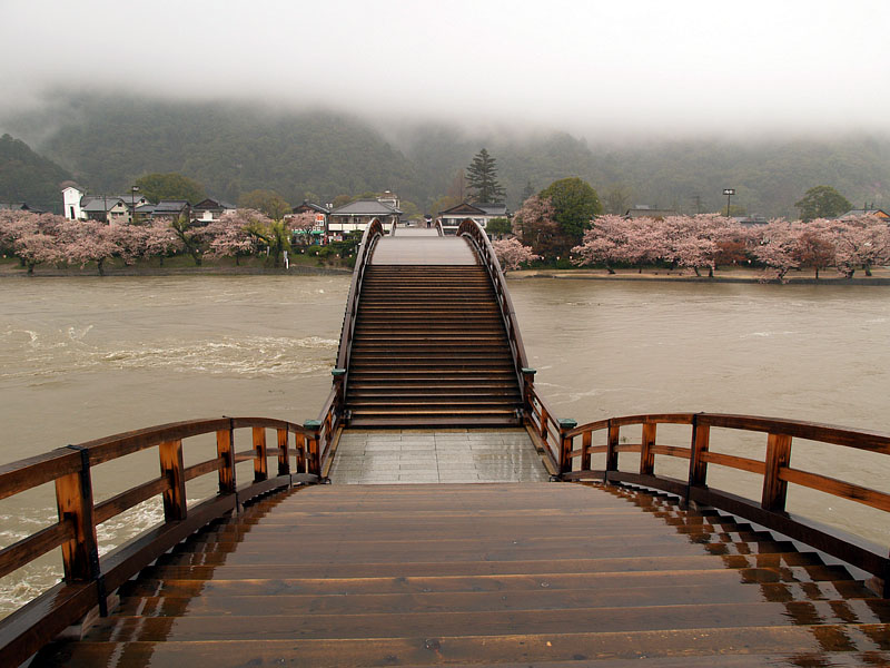 木と石畳の橋
