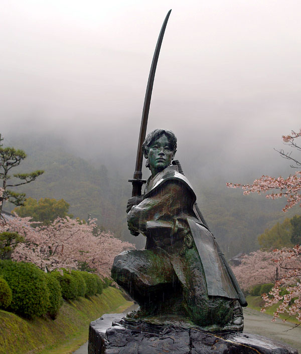 物干し竿を持つ佐々木小次郎の銅像