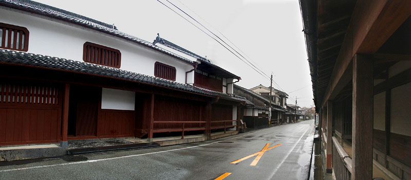 旧久保田家住宅（左）と菊屋家住宅（右） / 呉服町すじ