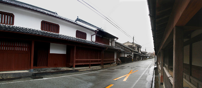 旧久保田家住宅(左)と菊屋家住宅(右) / 呉服町すじ