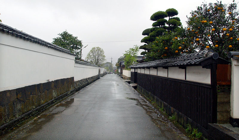 白壁の続く菊屋横丁(日本の道百選)