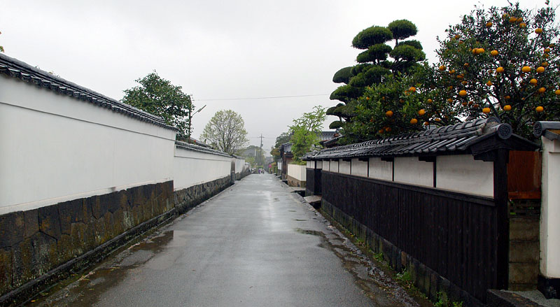 白壁の続く菊屋横丁（日本の道百選）
