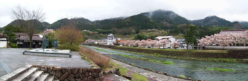 津和野川の春雨桜と鷺舞の記念碑