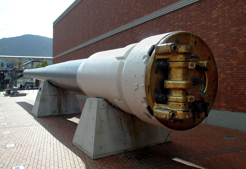 戦艦陸奥の41センチ主砲身と尾栓（四番主砲塔左）