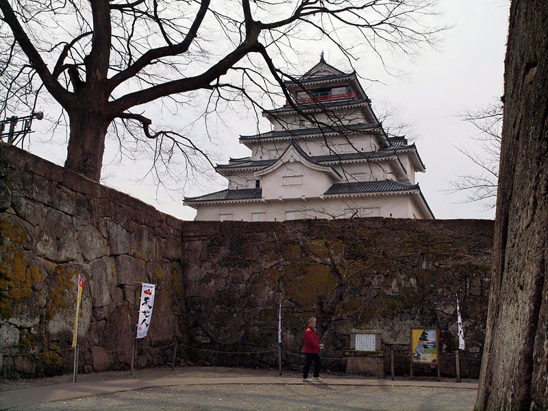 巨大な岩石を積んだ鶴ヶ城の石垣