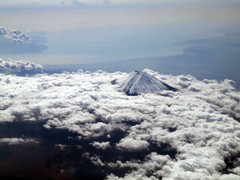 頭を雲の上に出した富士山 / 富士吉田上空  2009.10.28 11:50