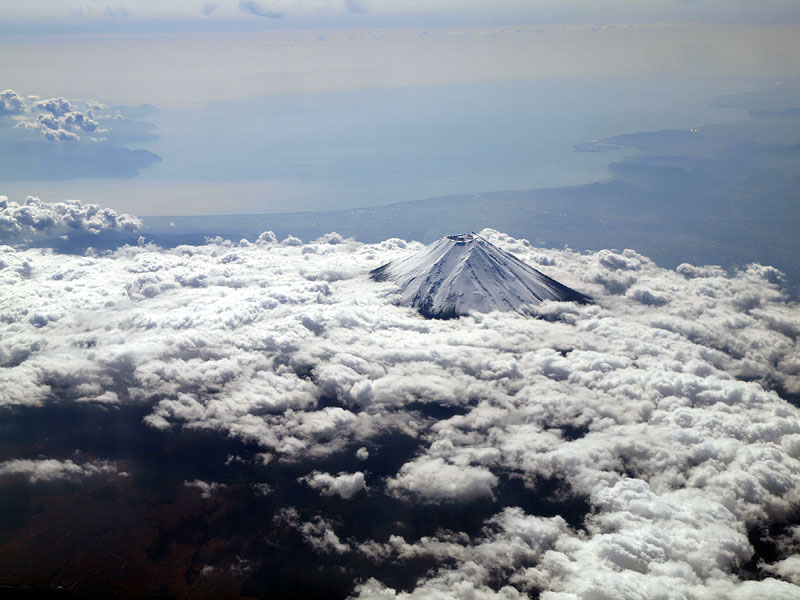 頭を雲の上に出した富士山 / 富士吉田上空 2009.10.28 11:50