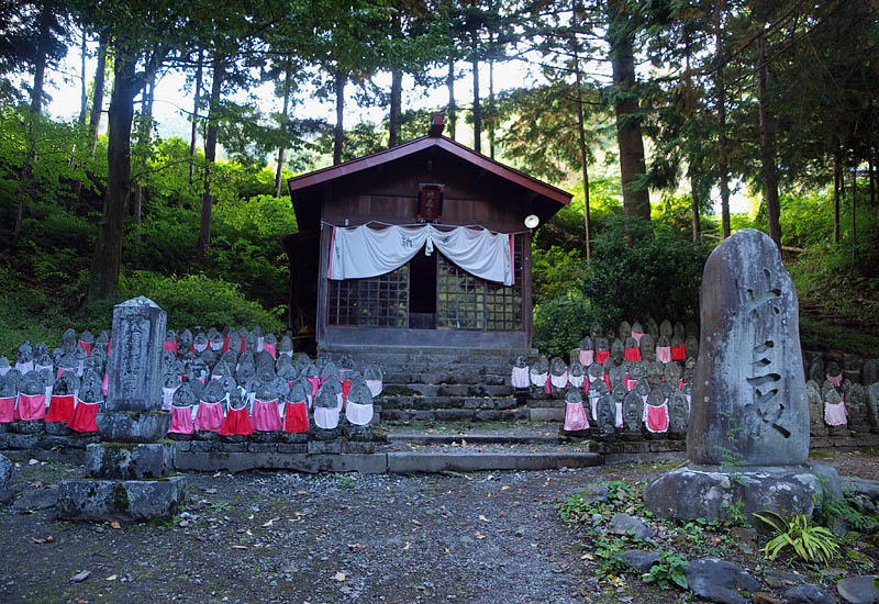 杉並木のそばの200地蔵