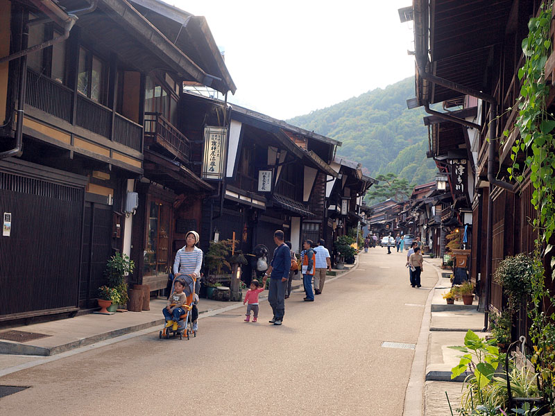 名産の漆器を売る店が並ぶ