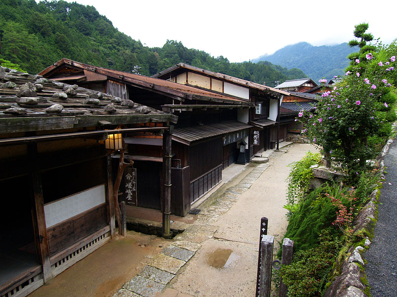 屋根に石を載せた下嵯峨屋/寺下