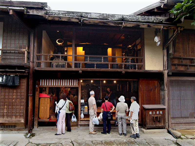 甲冑と大名駕篭の店/寺下