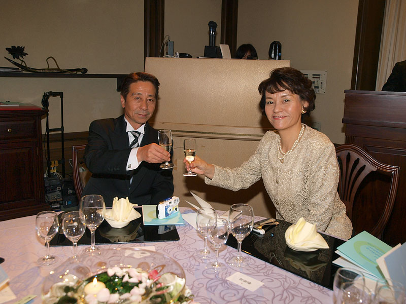 二人の船出に乾杯する新郎の両親(濱崎寛志・朋子夫妻)