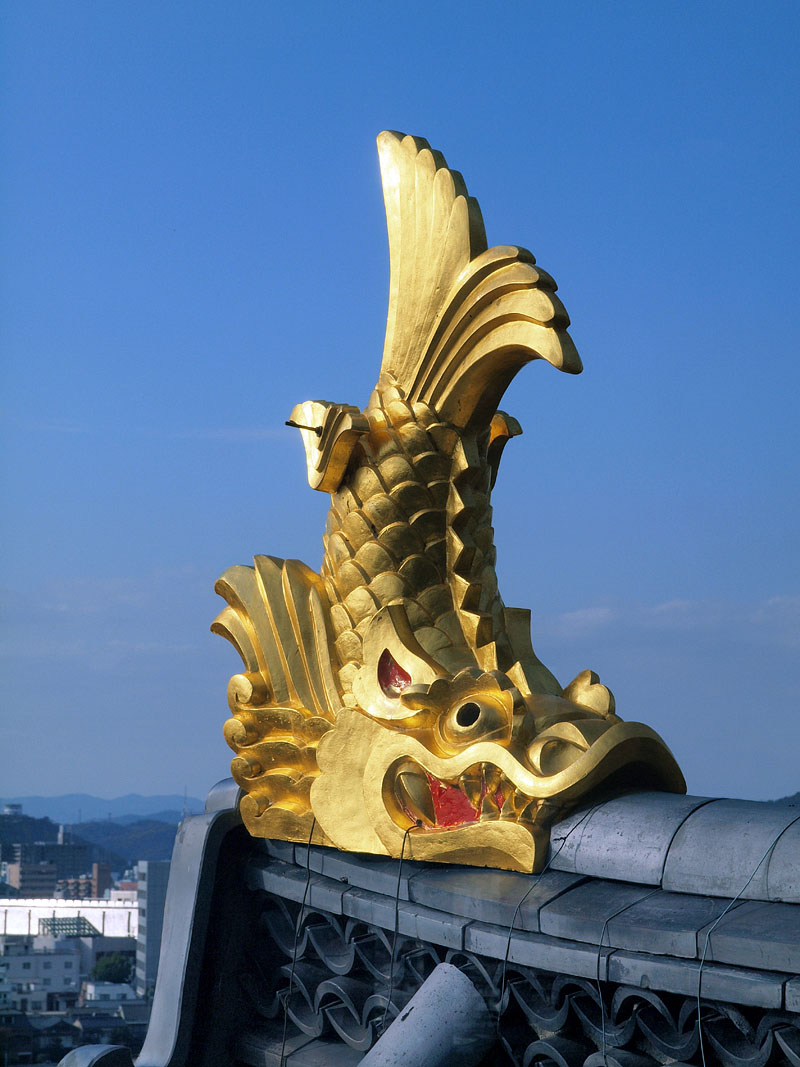 唐破風の金の鯱