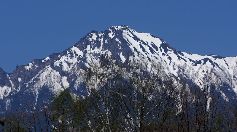八ヶ岳主峰「赤岳（2,899m）」の斑雪嶺/野辺山高原