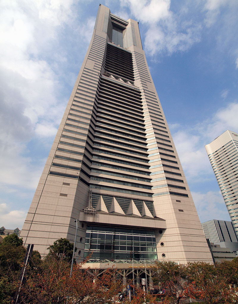 高さ295.8 mの日本一高い超高層ビル「横浜ランドマークタワー」