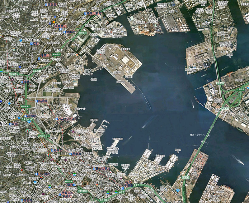 横浜港中心部の衛星写真