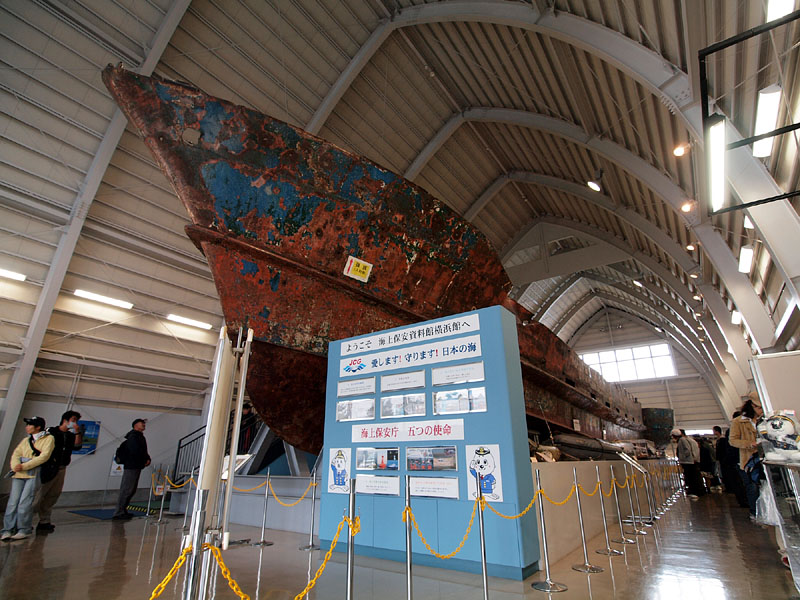 屋内で永久保存されている北朝鮮工作船