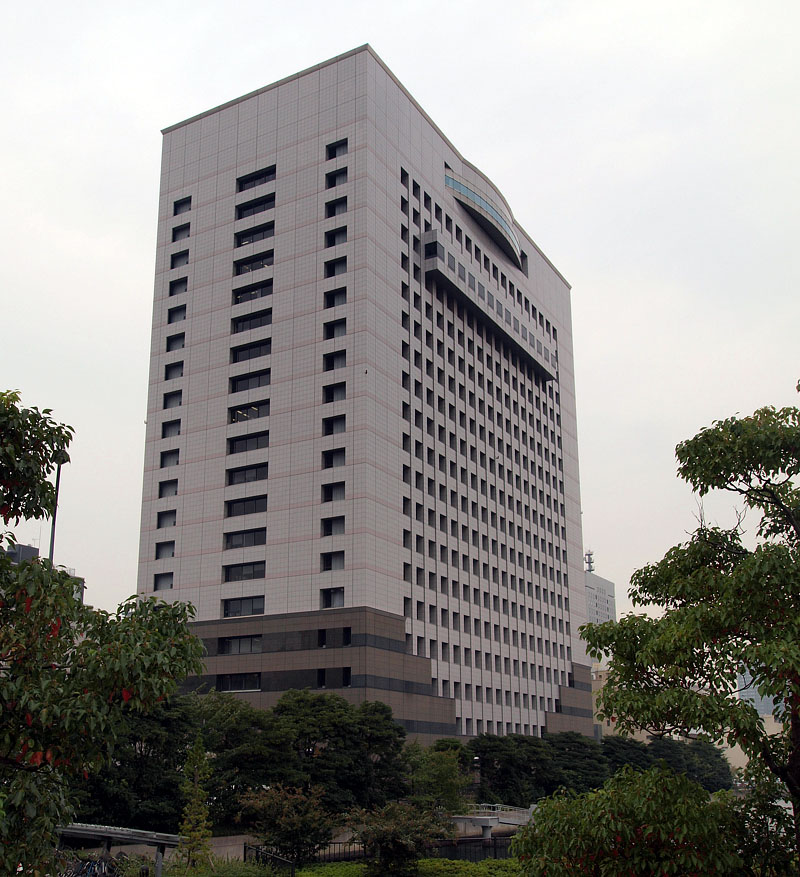 神奈川県警察本部の高層ビル