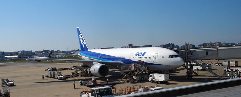 福岡空港に着いたANA機 13:23