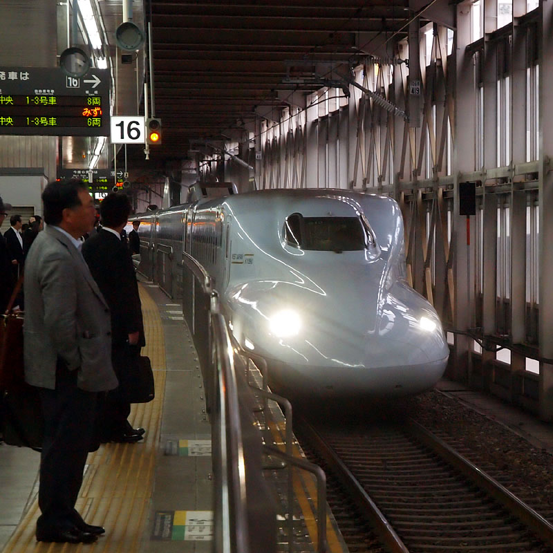 入線してきた「みずほ601号」 / 博多駅 08:25