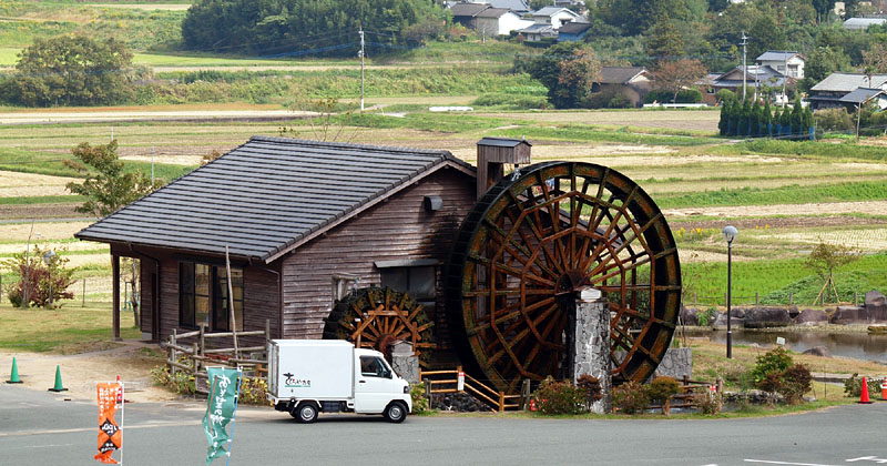 巨大な水車