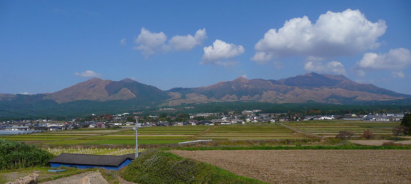南阿蘇村久石から望む阿蘇中央火口丘(南面)