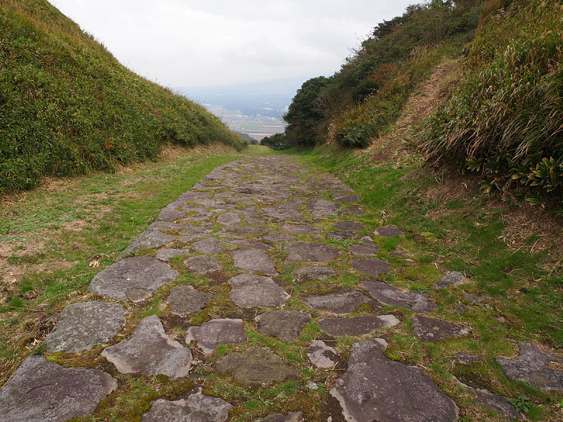 二重峠から阿蘇・赤水に下る豊後街道の石畳